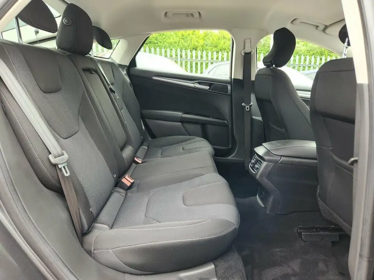 2016-ford-mondeo-big-12