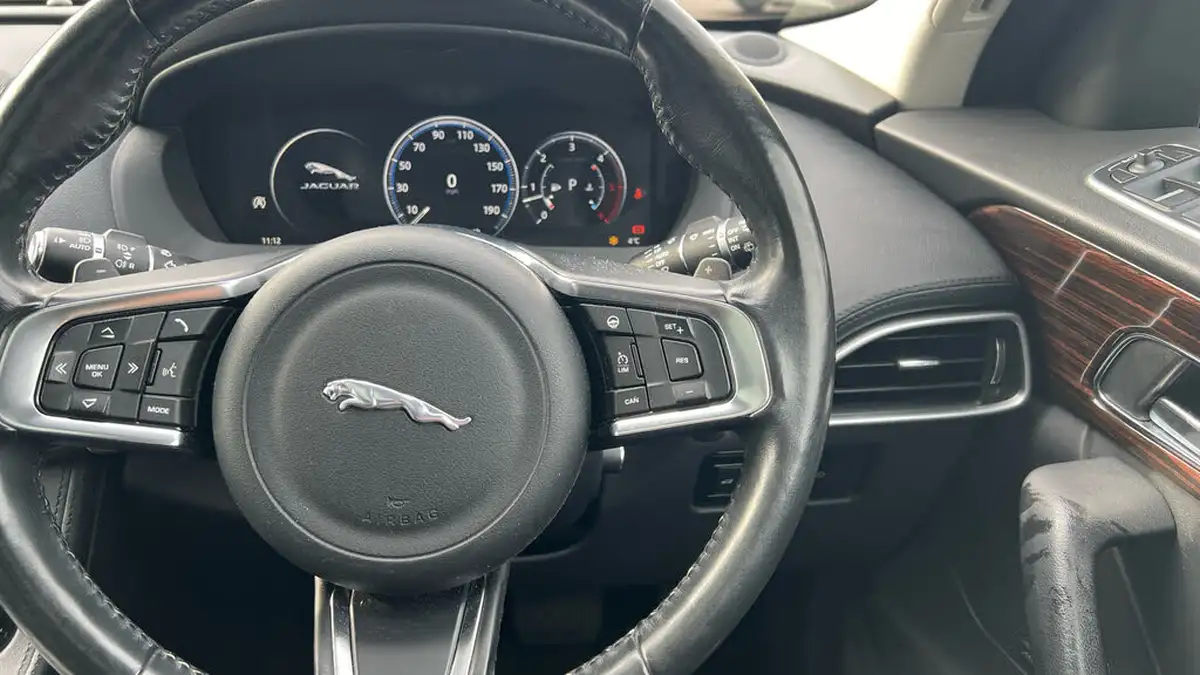2017-jaguar-f-pace-30td-portfolio-big-14