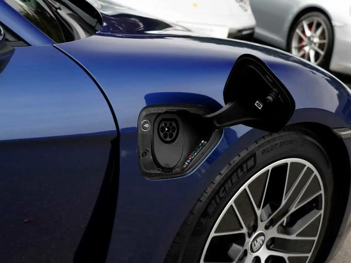 2022-porsche-taycan-e-base-476ps-performance-battery-plus-big-29