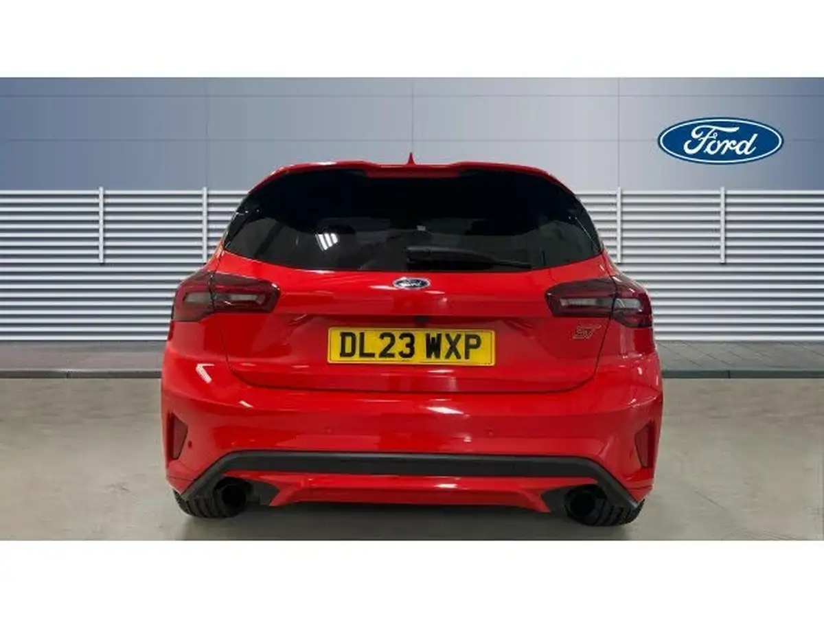 2023-ford-focus-23t-st-hatchback-big-5