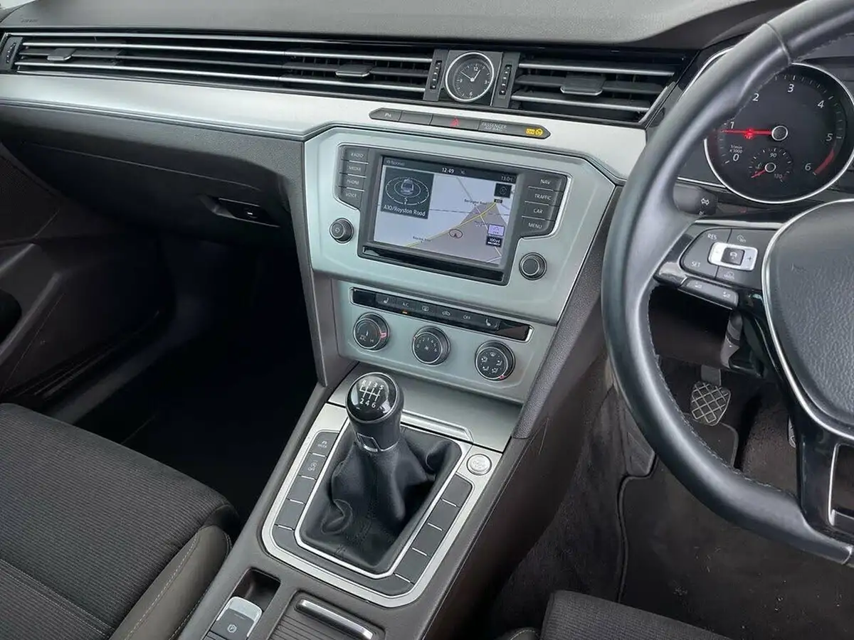 2015-volkswagen-passat-20tdi-se-business-bmtss-saloon-4d-big-45