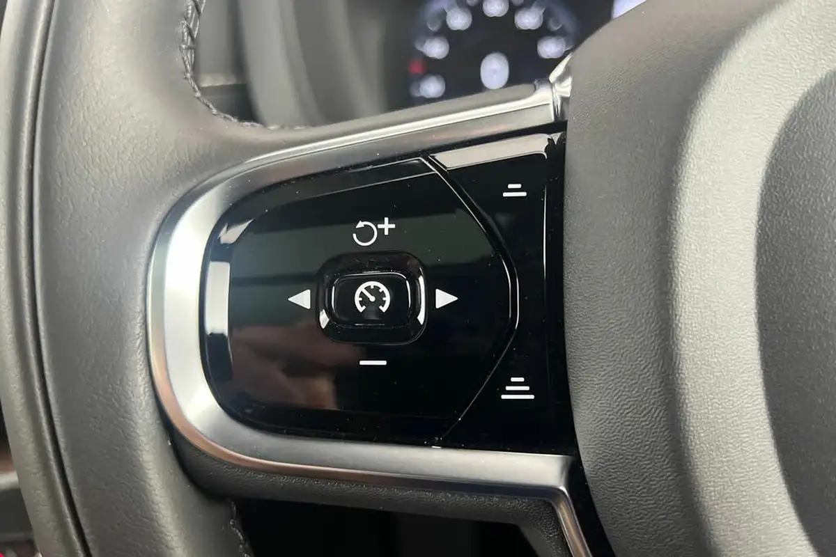 2021-volvo-xc60-20-t8-inscription-pro-390bhp-big-10