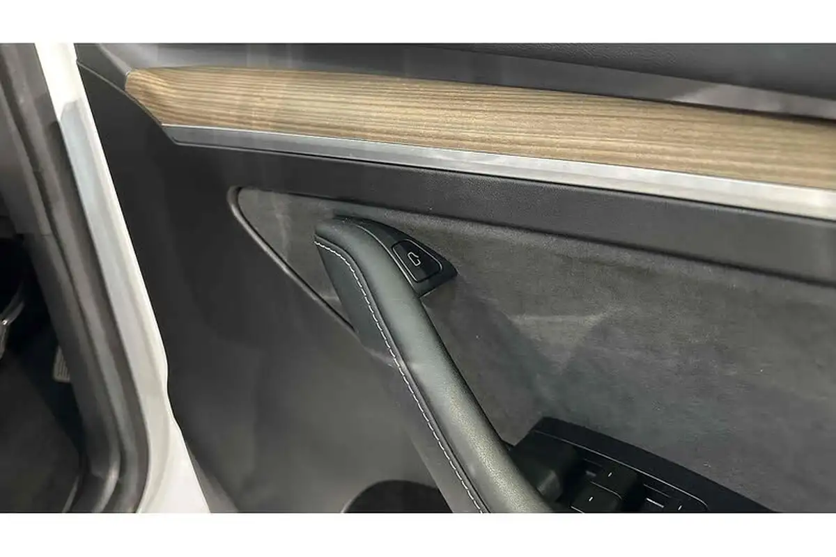 2023-tesla-model-y-e-rwd-big-32