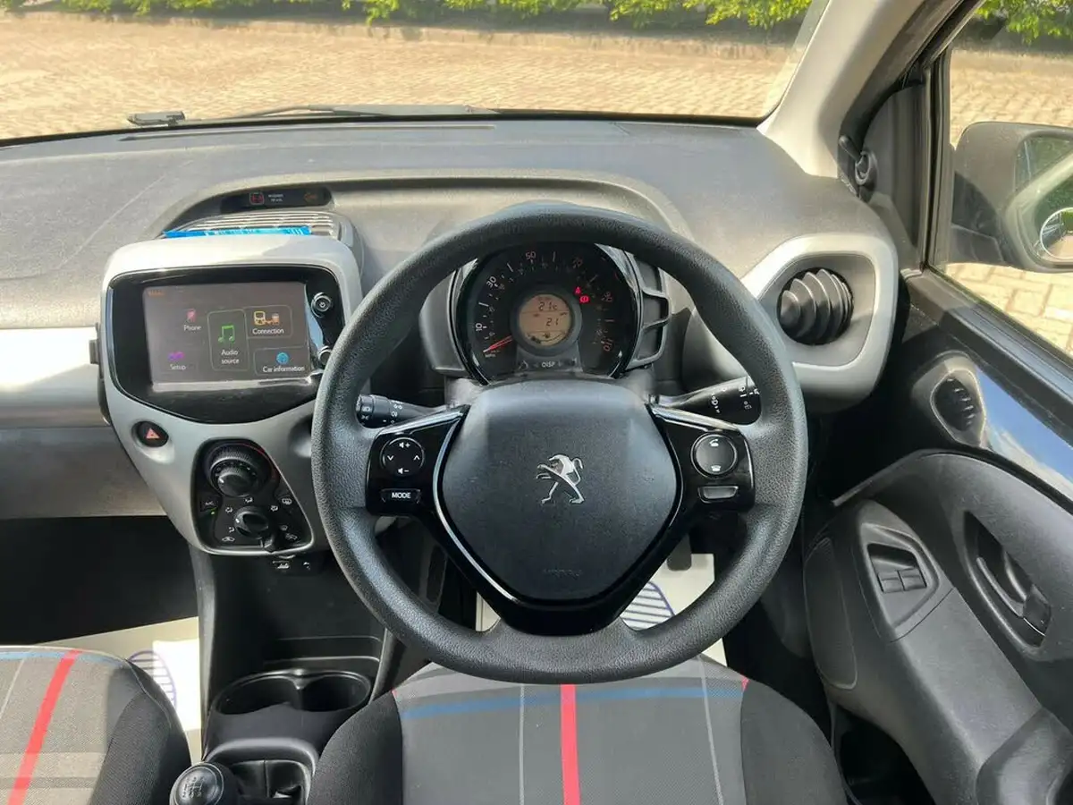 2015-peugeot-108-10-active-hatchback-3d-big-9