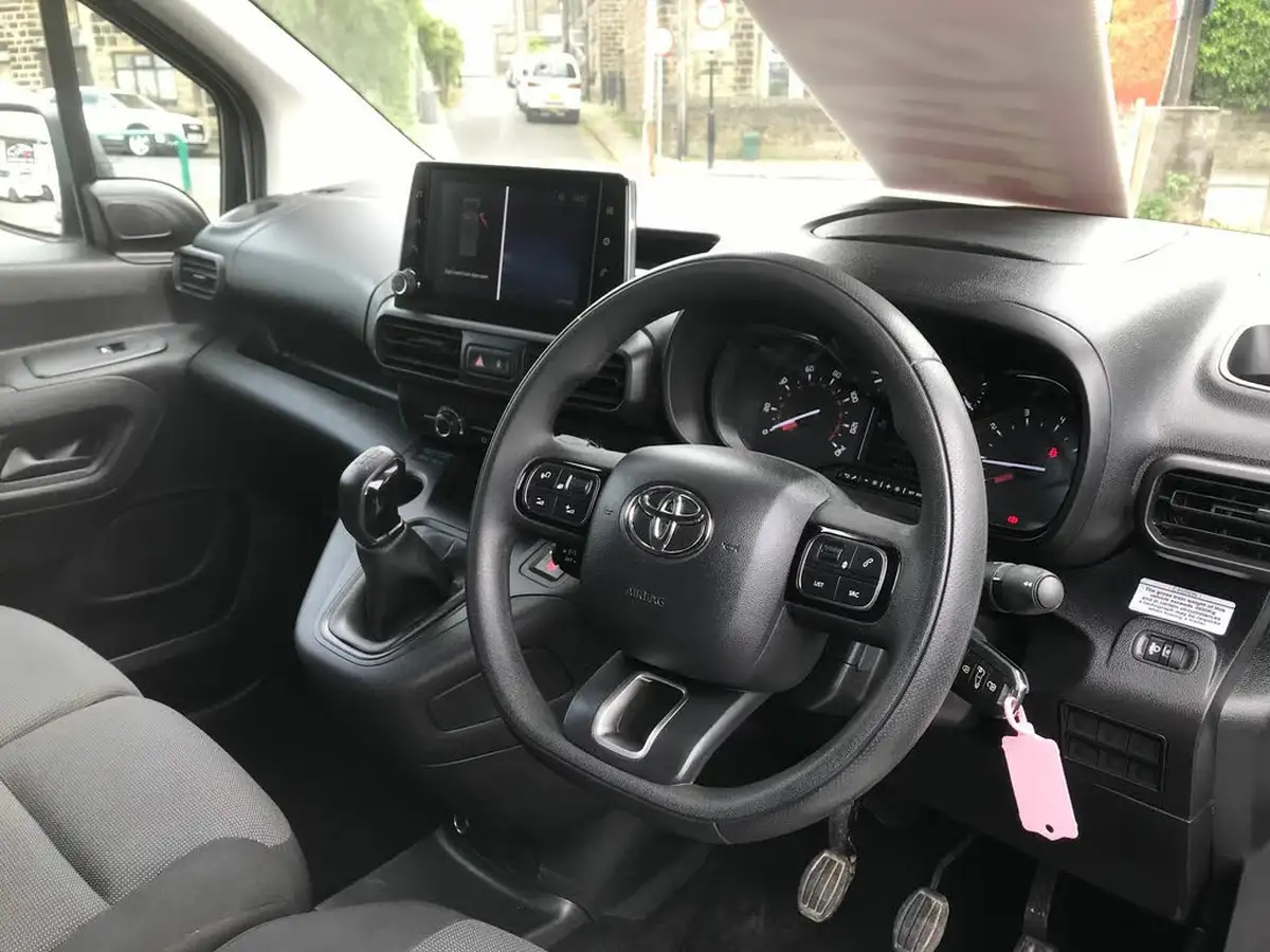 2021-toyota-proace-city-15d-icon-100hpeu6dt-e-l1-big-3