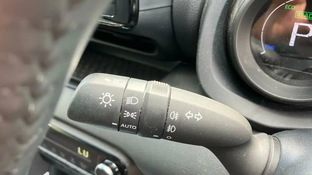2021-toyota-yaris-15-vvt-i-design-big-27