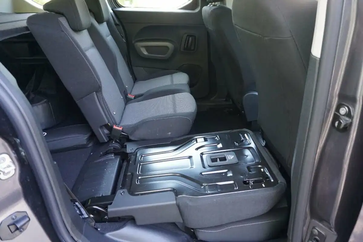 2024-toyota-proace-city-verso-e-shuttle-medium-big-14