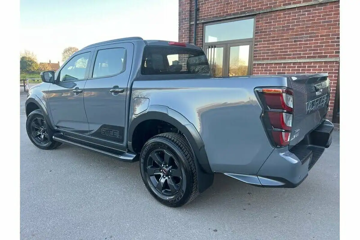 2025-isuzu-d-max-19td-v-cross-steel-edition-auto-big-2