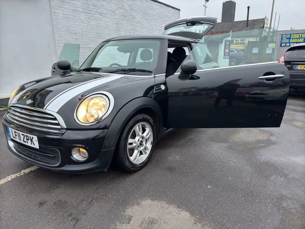 2011-mini-cooper-16-one-98bhp-hatchback-3d-big-52