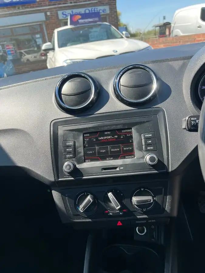 2016-seat-ibiza-10-vista-hatchback-5d-big-12