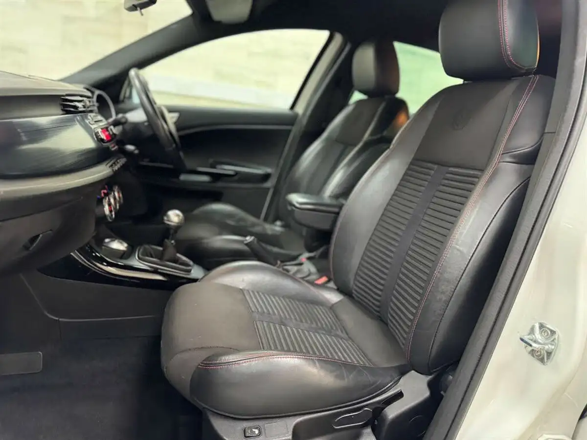 2011-alfa-romeo-giulietta-14-veloce-multiair-170bhp-big-44