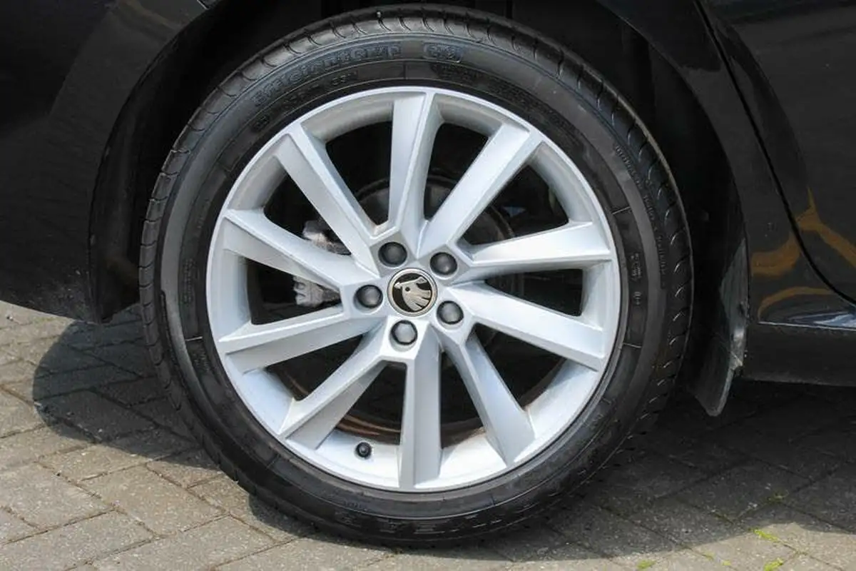 2019-skoda-scala-10-tsi-se-116ps-big-13