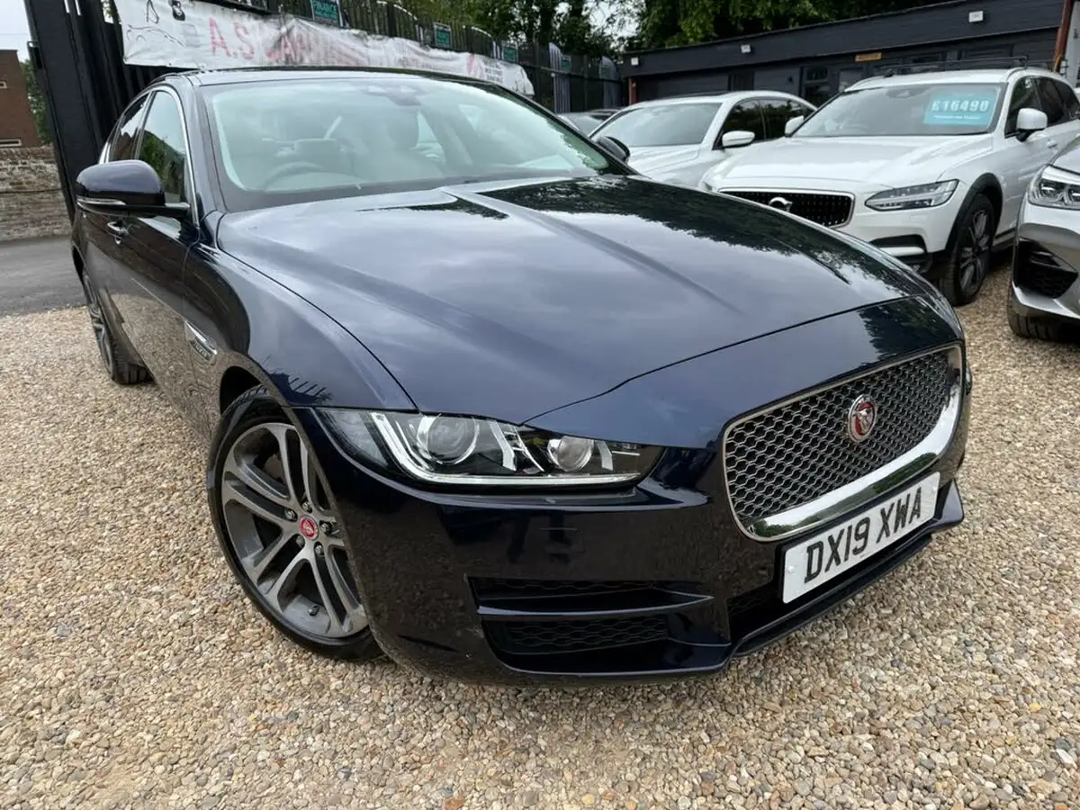 2019-jaguar-xe-20i-portfolio-200ps-big-0