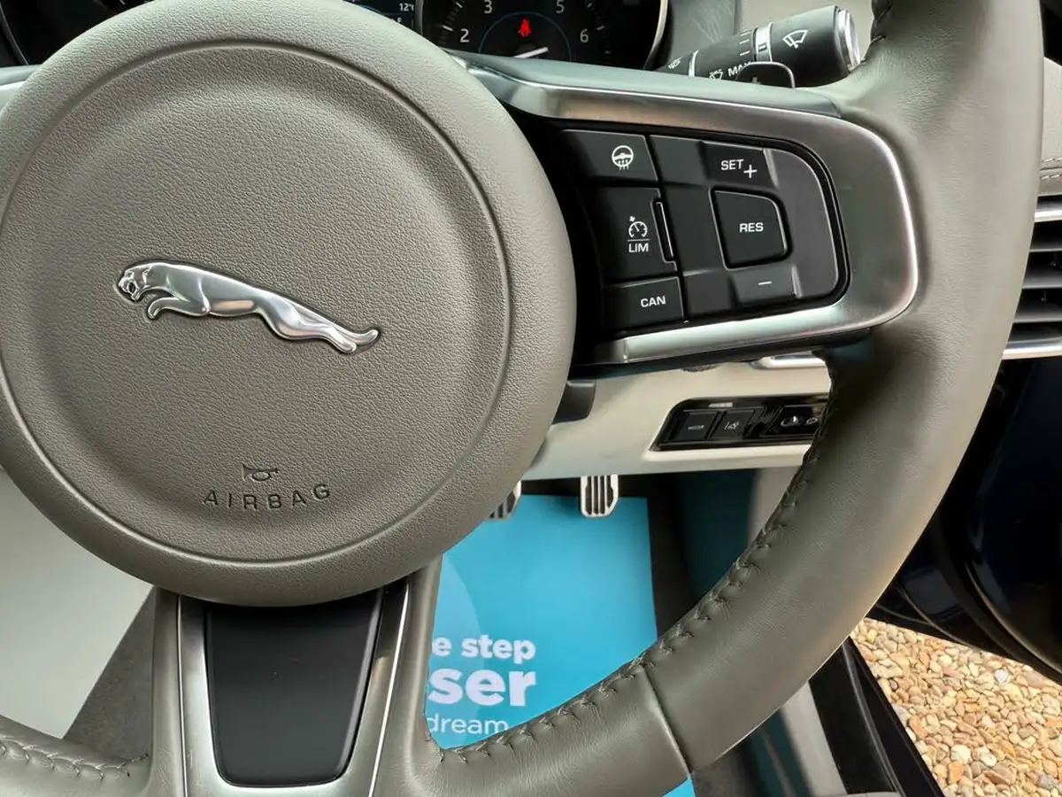 2019-jaguar-xe-20i-portfolio-200ps-big-28