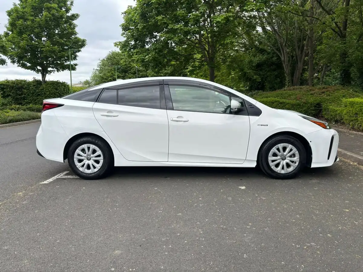 2021-toyota-prius-big-15