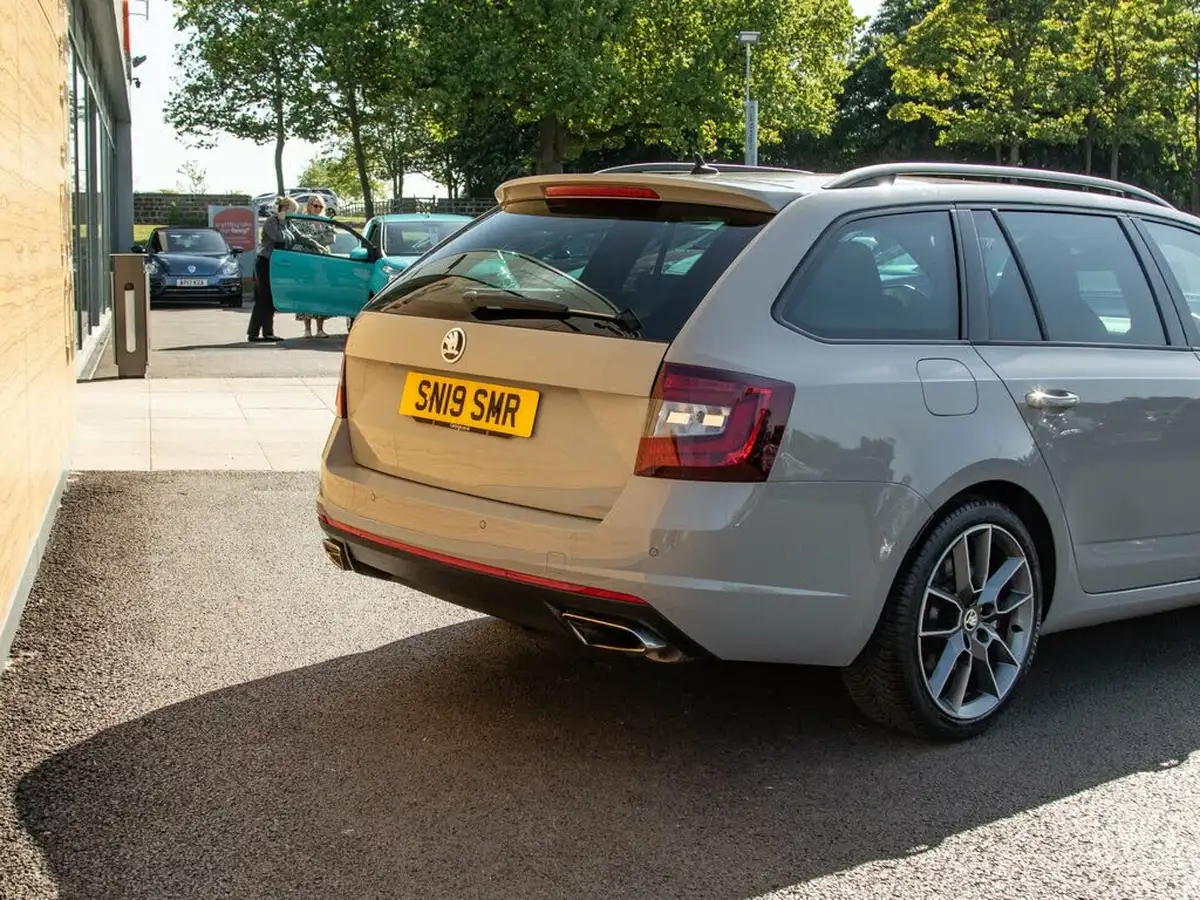 2019-skoda-octavia-20-tsi-vrs-estate-big-7