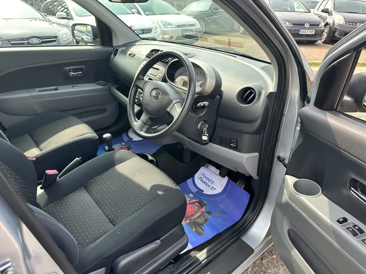 2009-daihatsu-sirion-13-se-big-16