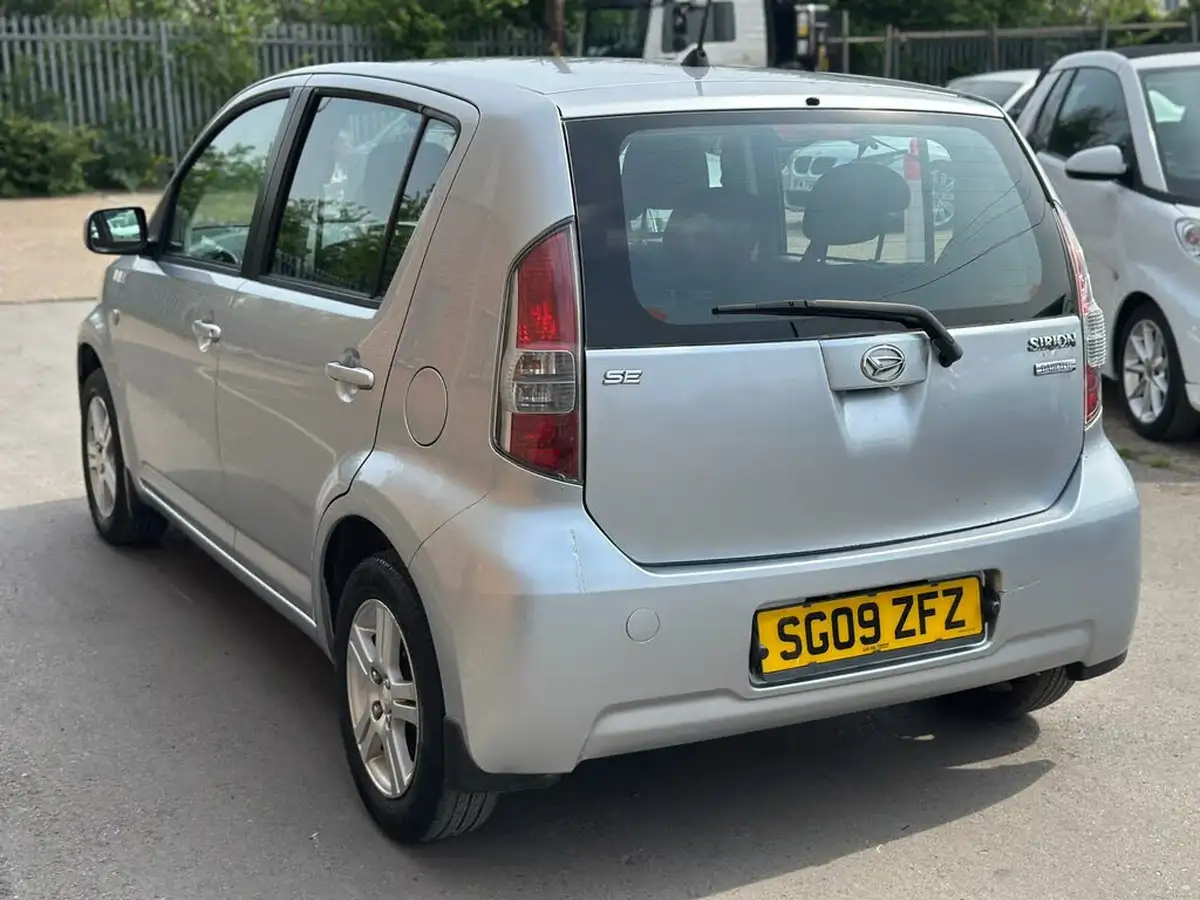 2009-daihatsu-sirion-13-se-big-12