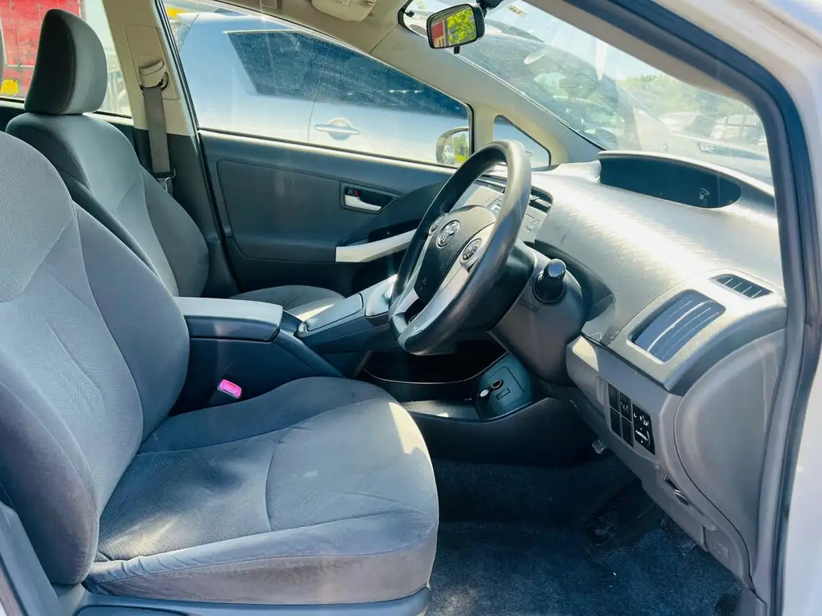2011-toyota-prius-big-18