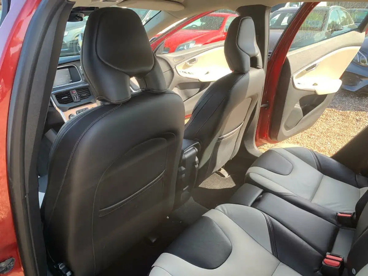 2015-volvo-v40-20td-d2-cross-country-lux-nav-geartronic-big-36