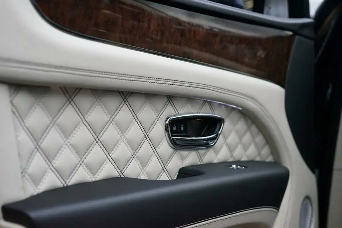 2019-bentley-bentayga-40-v8-big-23