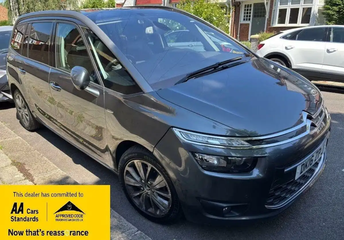 2016-citroen-grand-c4-picasso-16bluehdi-exclusive-eat6-big-0