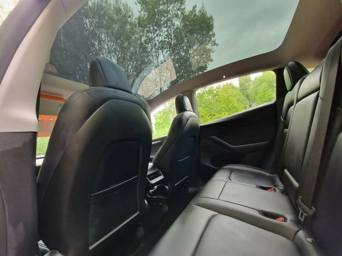 2022-tesla-model-y-e-long-range-big-35