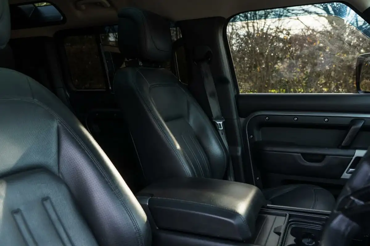 2021-land-rover-110-defender-30-d250-hse-big-34