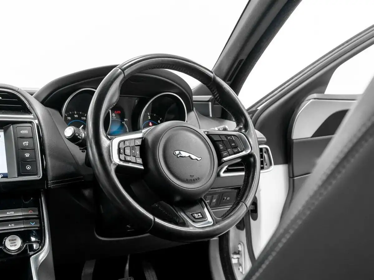 2017-jaguar-xe-20d-r-sport-180ps-1999cc-big-35