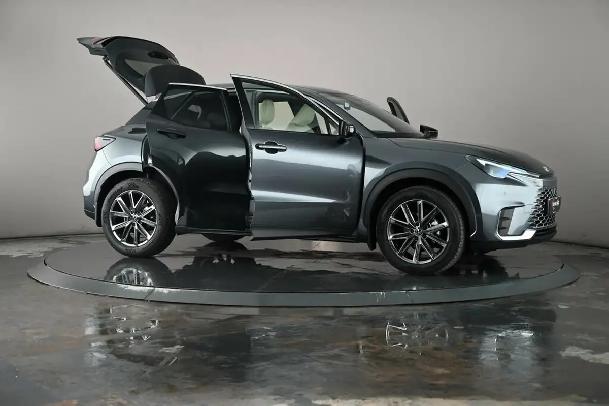 2025-lexus-lbx-15-premium-plus-big-74