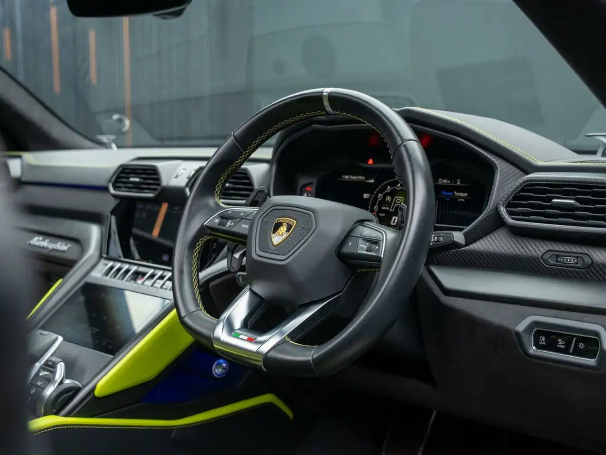 2022-lamborghini-urus-40-no-trim-big-46