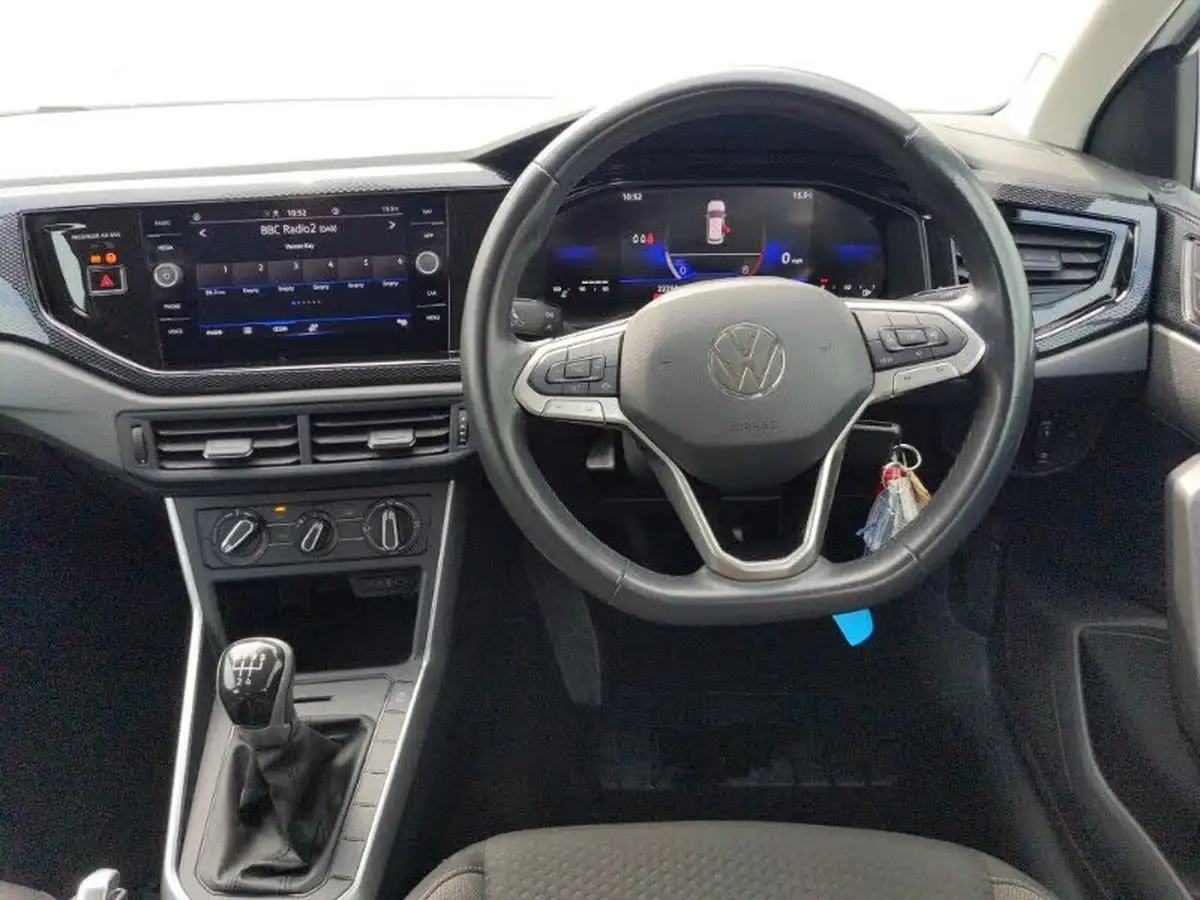 2022-volkswagen-polo-10-life-big-6