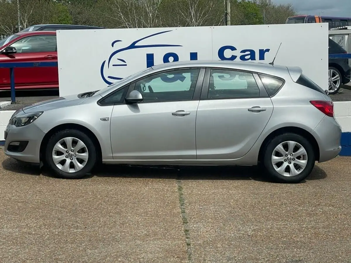 2014-vauxhall-astra-16-design-hatchback-auto-big-3