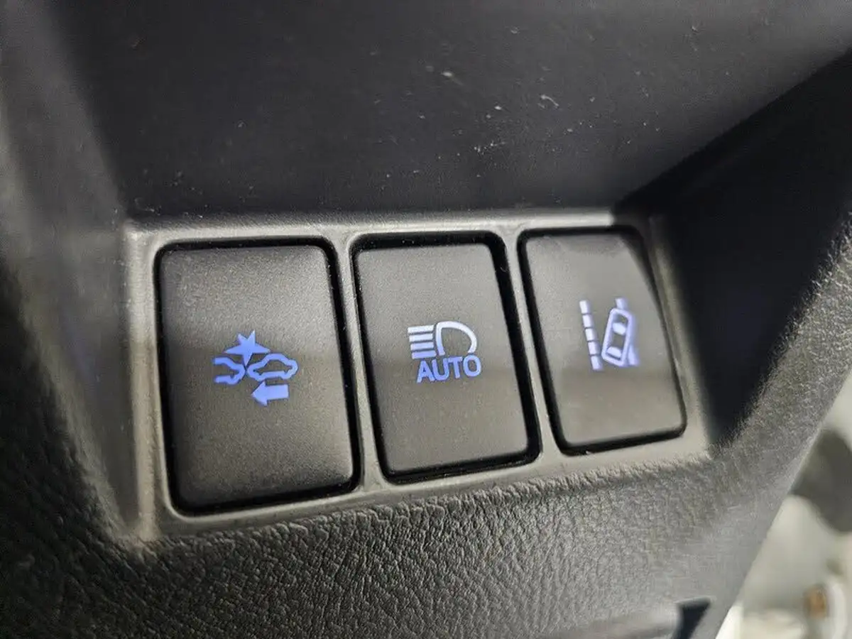 2017-toyota-yaris-15-vvt-i-icon-tech-98bhp-hybrid-1497cc-e-cvt-big-22