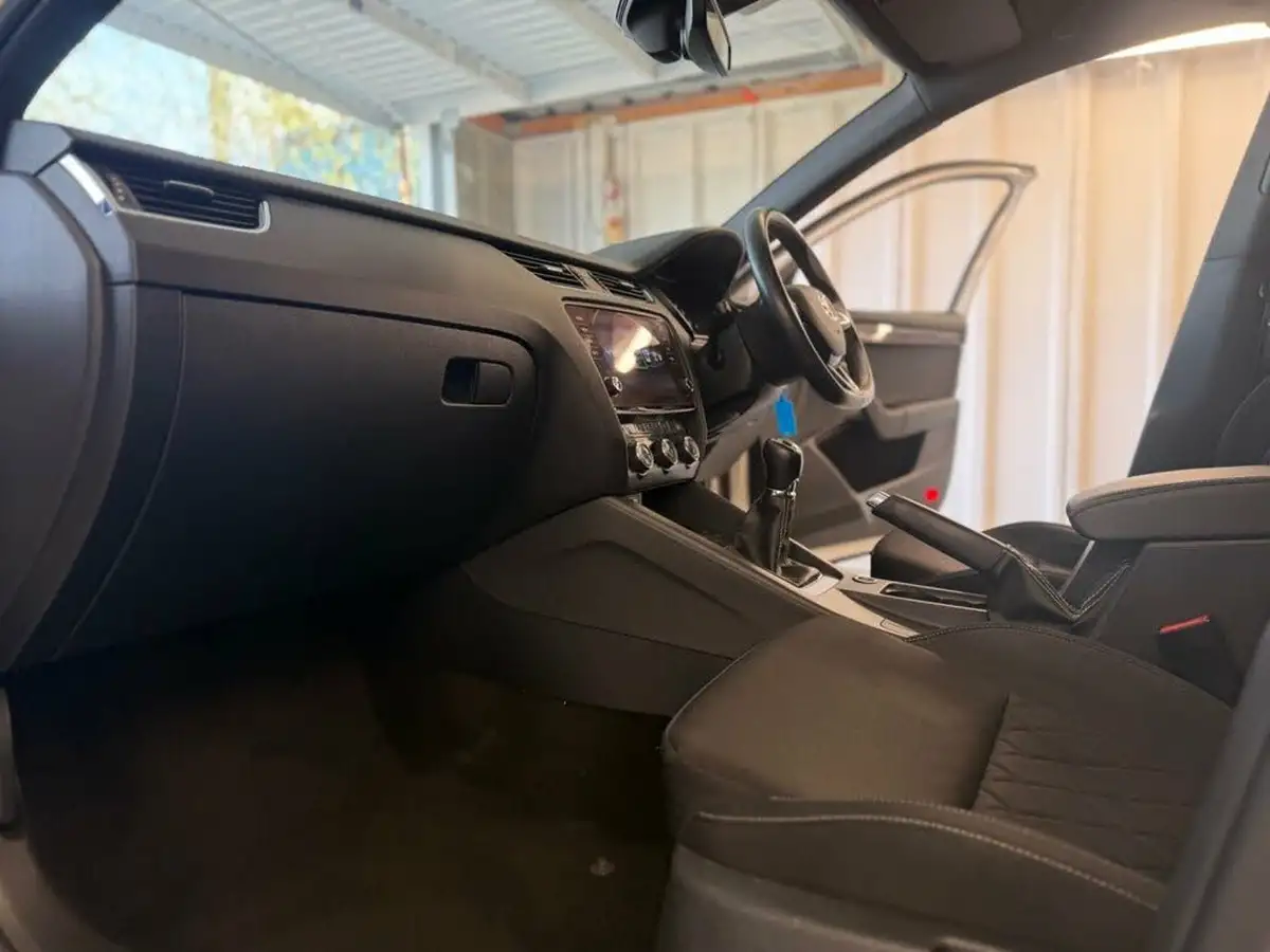 2019-skoda-octavia-20-tsi-vrs-hatchback-big-23