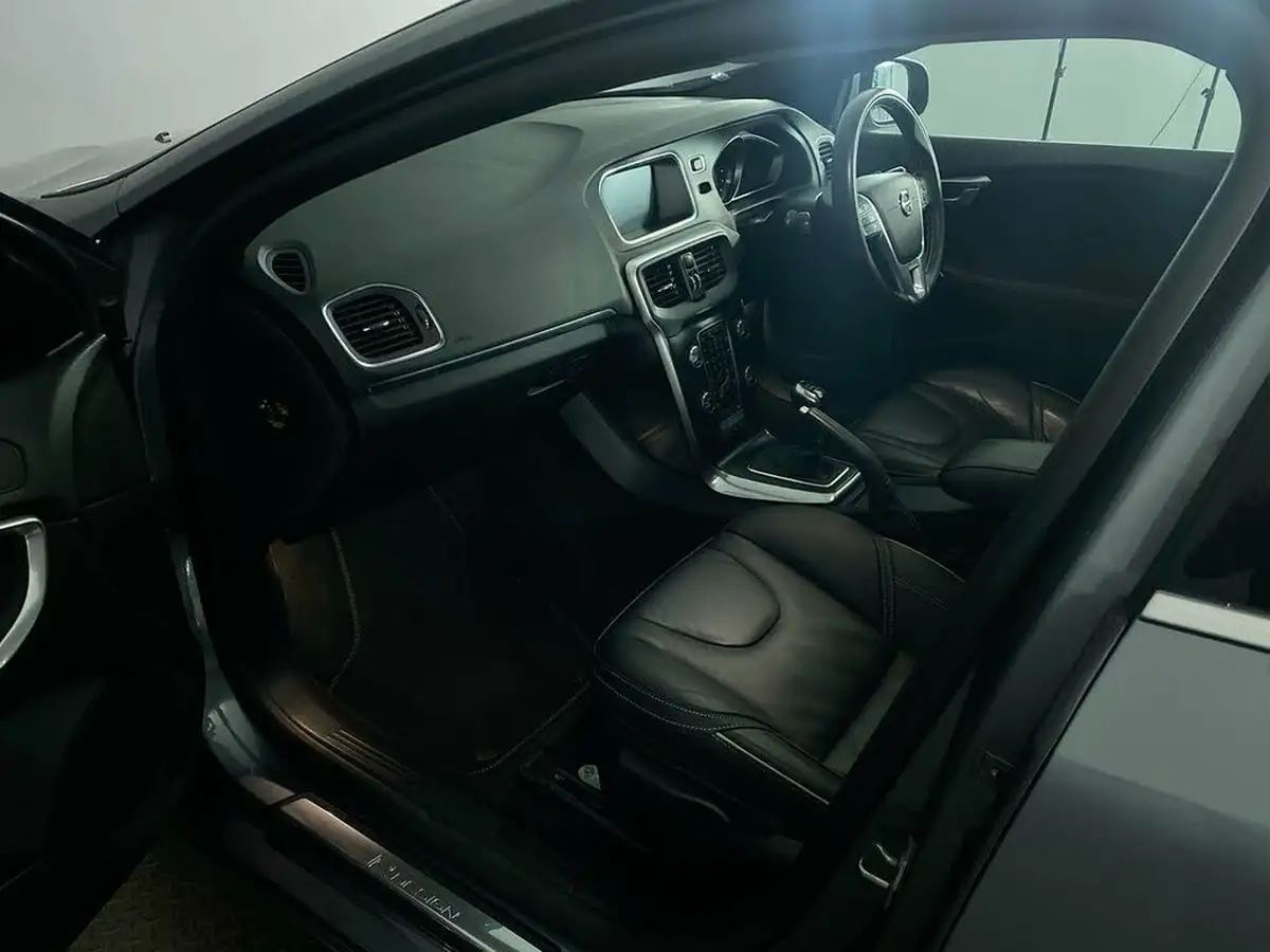 2019-volvo-v40-20td-d2-r-design-edition-big-24