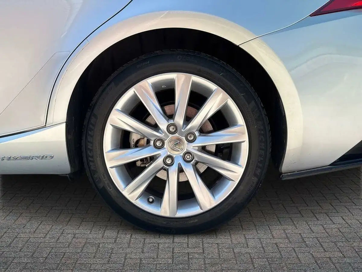 2015-lexus-is-300h-25-executive-edition-big-8