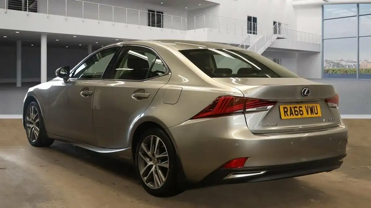 2017-lexus-is-300h-25-advance-big-8