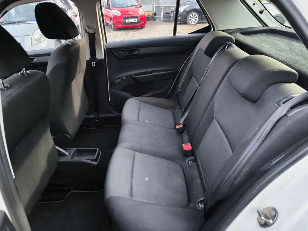 2015-skoda-fabia-10-s-hatchback-big-15