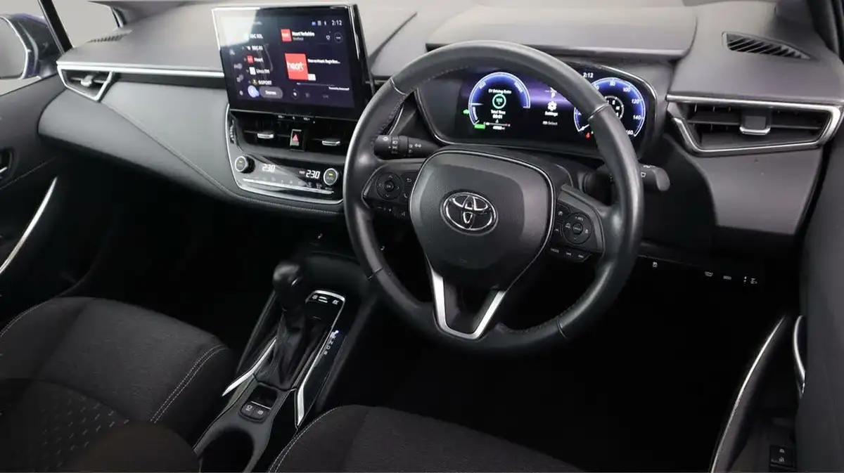 2023-toyota-corolla-18-vvt-i-icon-138bhp-hatchback-5d-big-9