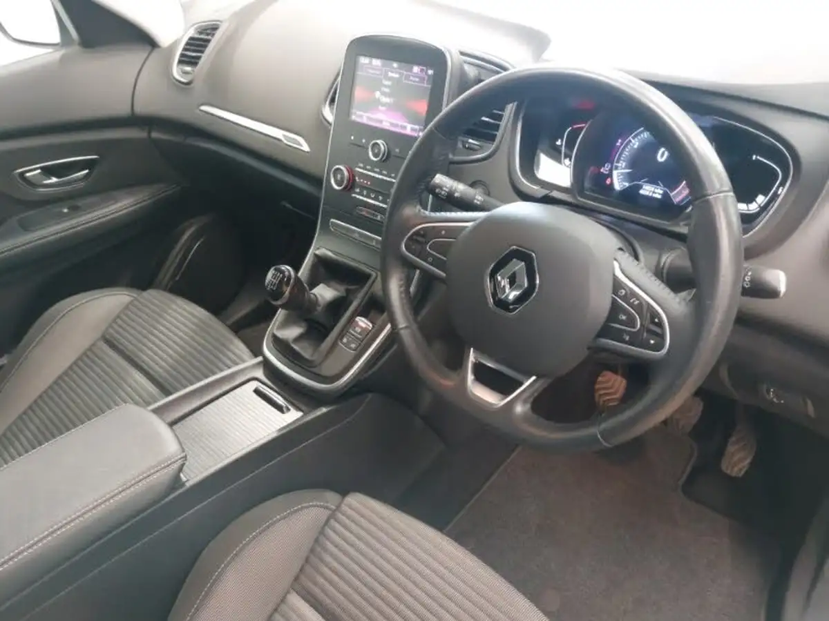 2019-renault-scenic-13-tce-iconic-big-17
