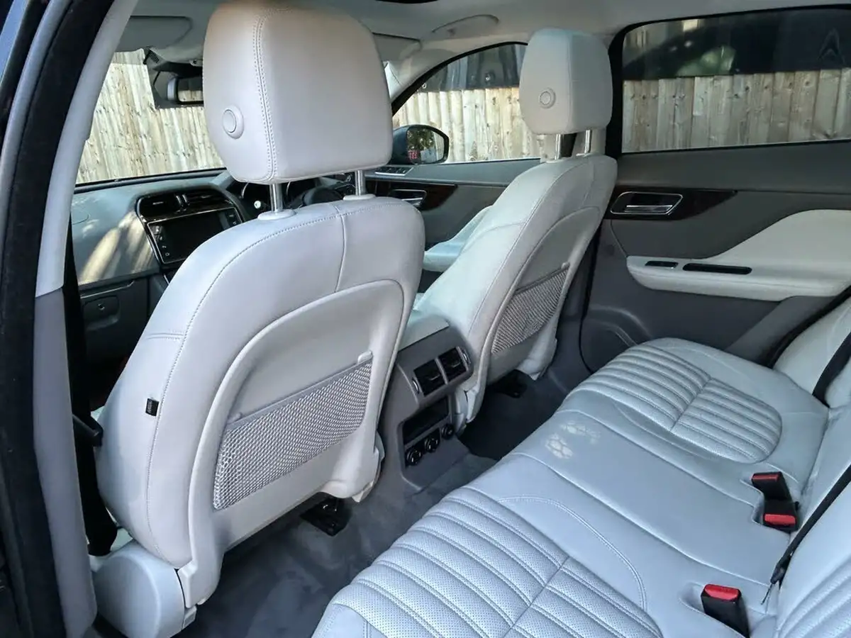 2016-jaguar-f-pace-20-i4d-portfolio-awd-auto-big-21