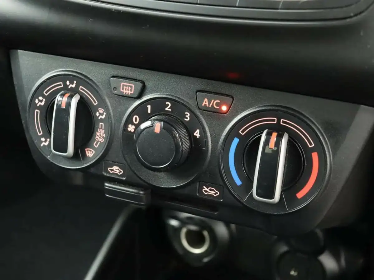 2019-suzuki-swift-12-dualjet-attitude-big-22