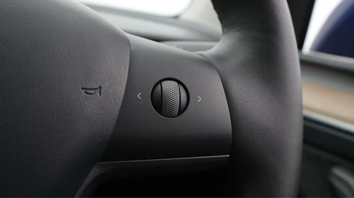 2022-tesla-model-y-e-long-range-big-24