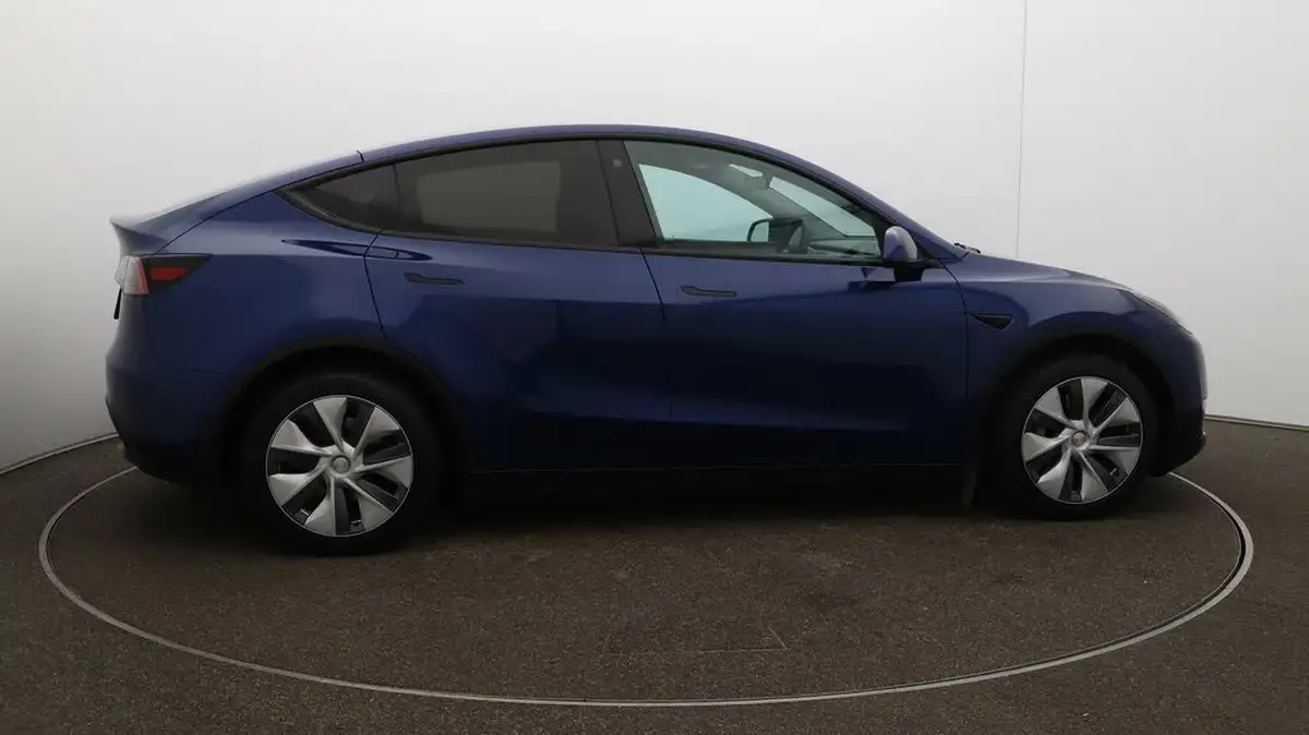 2022-tesla-model-y-e-long-range-big-48