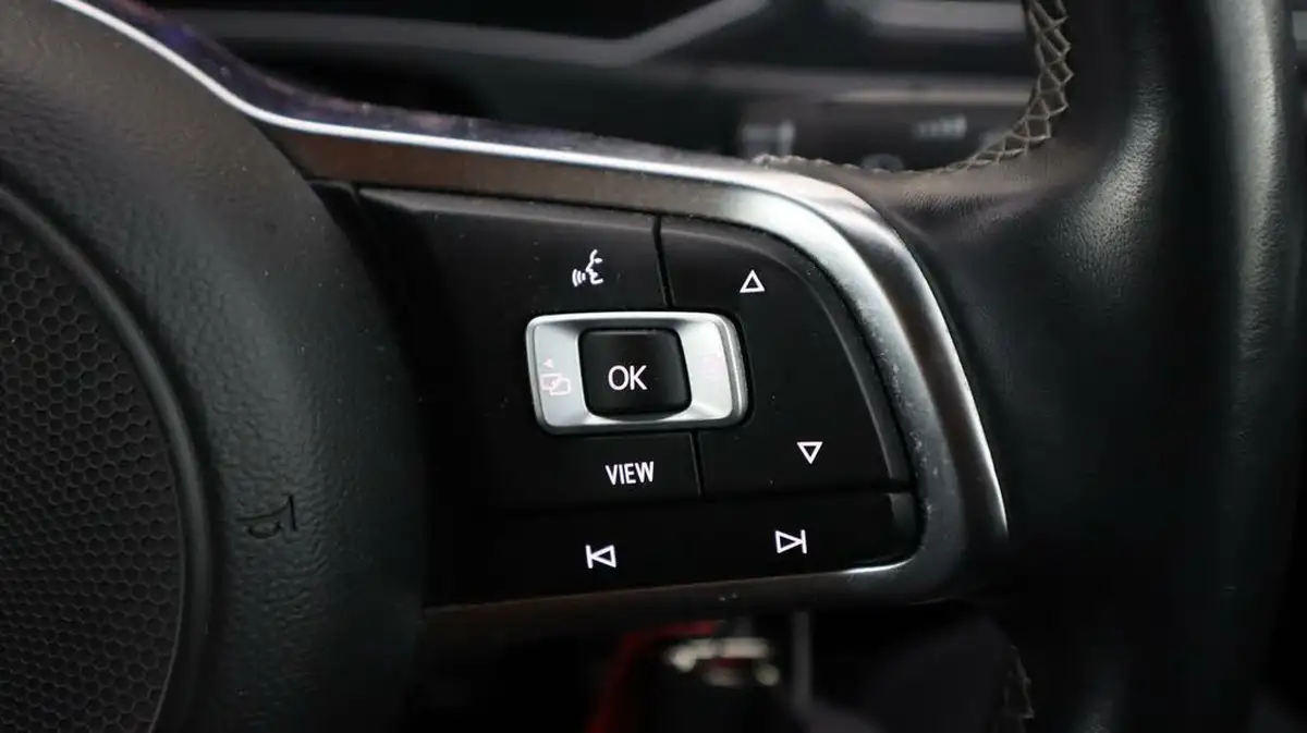 2019-volkswagen-t-roc-16tdi-r-line-big-21