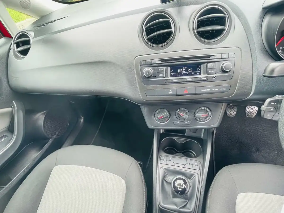 2015-seat-ibiza-14-toca-hatchback-5d-big-26
