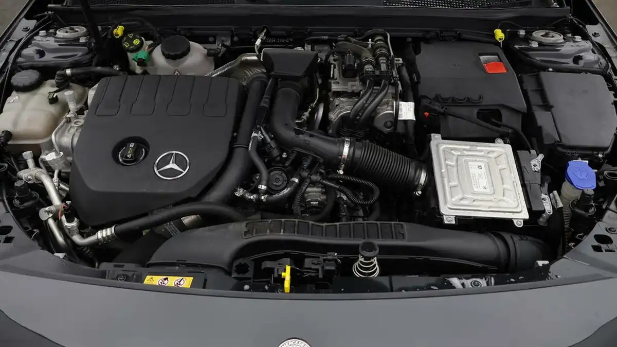 2021-mercedes-benz-a-class-13-a250e-amg-line-hatchback-5d-big-18