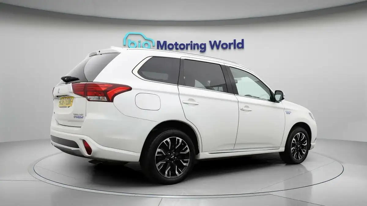 2017-mitsubishi-outlander-20-4h-phev-big-7