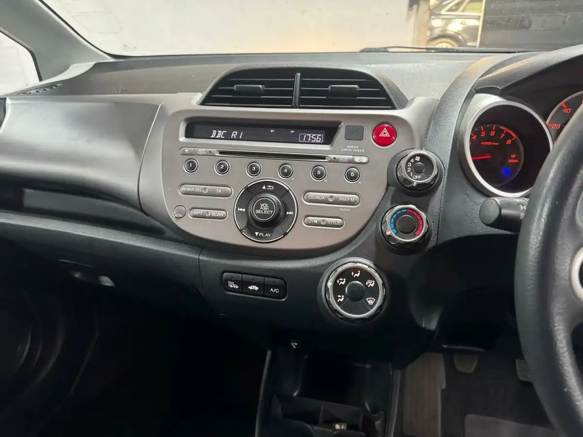 2010-honda-jazz-14-es-big-38